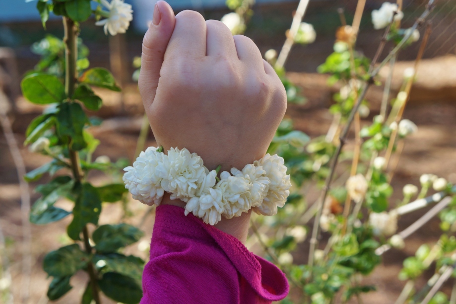 Easy, gorgeous flower bracelet!